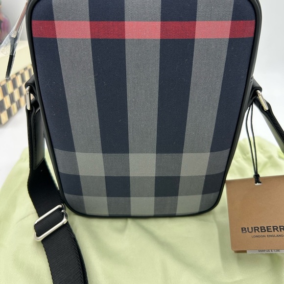 Men's Burberry, paddy  check messenger bag adjustable strap made in Italy - Picture 4 of 12